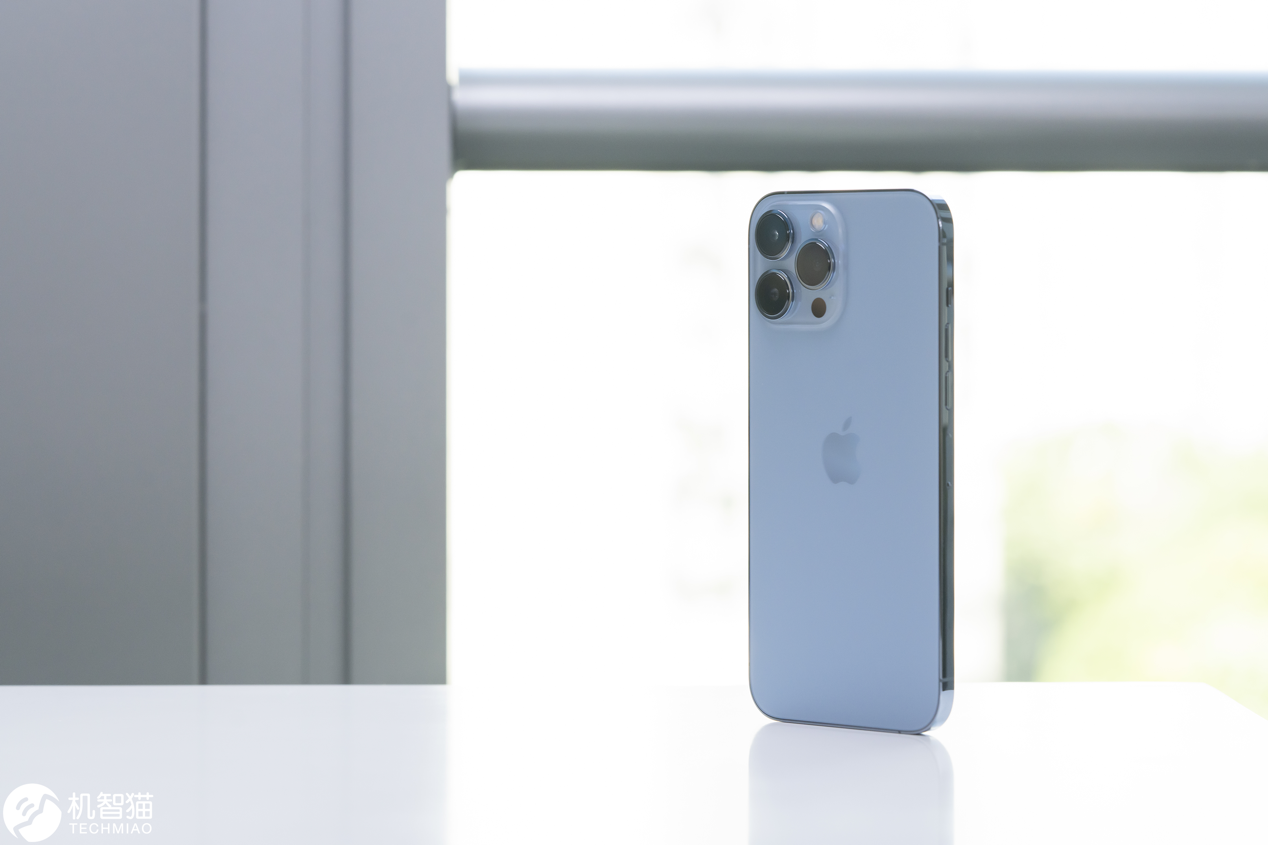 镜子前

低可信度描述已自动生成