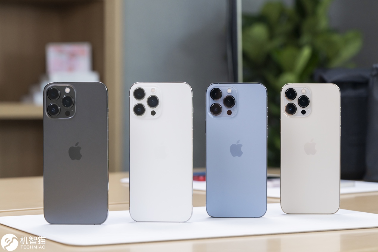 桌子上的电脑和手机

中度可信度描述已自动生成