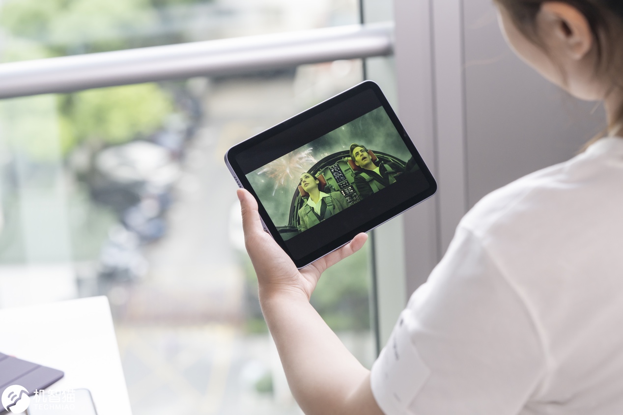 人拿着手机

描述已自动生成