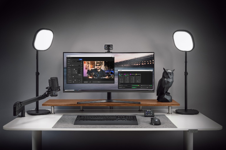 桌子上的电脑和电视

描述已自动生成