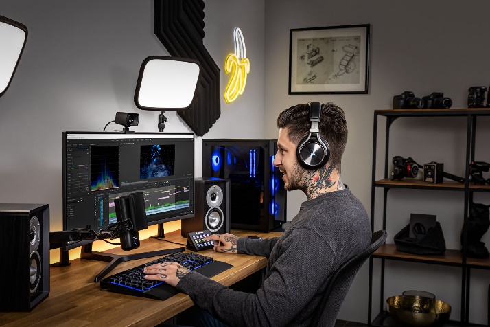 桌子上放着电视的人

描述已自动生成