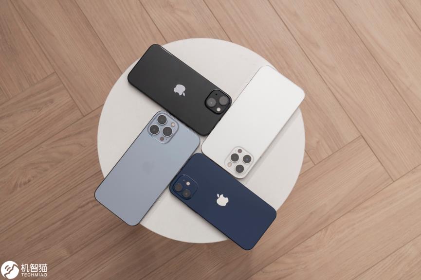 桌子上的游戏遥控器

描述已自动生成