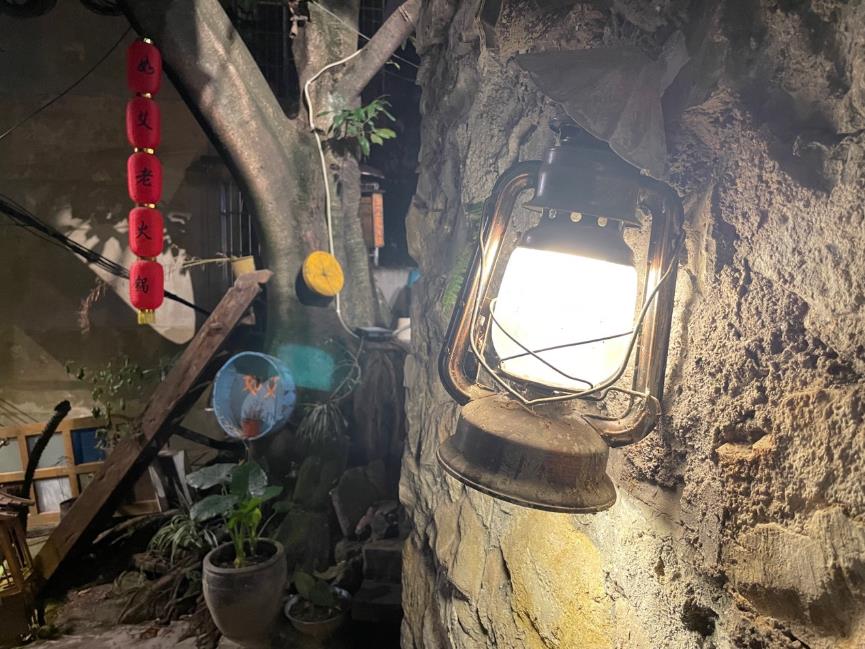 图片包含 街道, 旧, 桌子, 灯

描述已自动生成