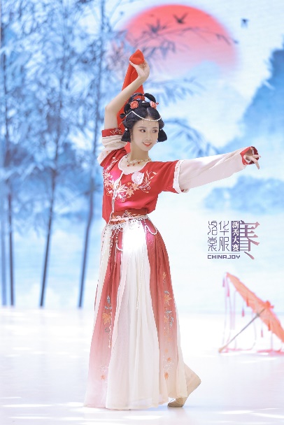 人穿着裙子

中度可信度描述已自动生成