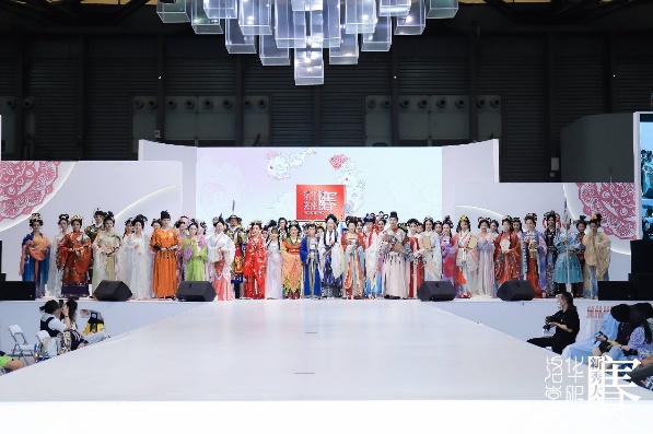 许多人在餐厅里

中度可信度描述已自动生成