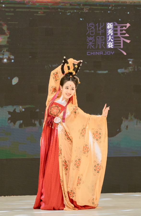 图片包含 游戏机, 裙子, 站

描述已自动生成