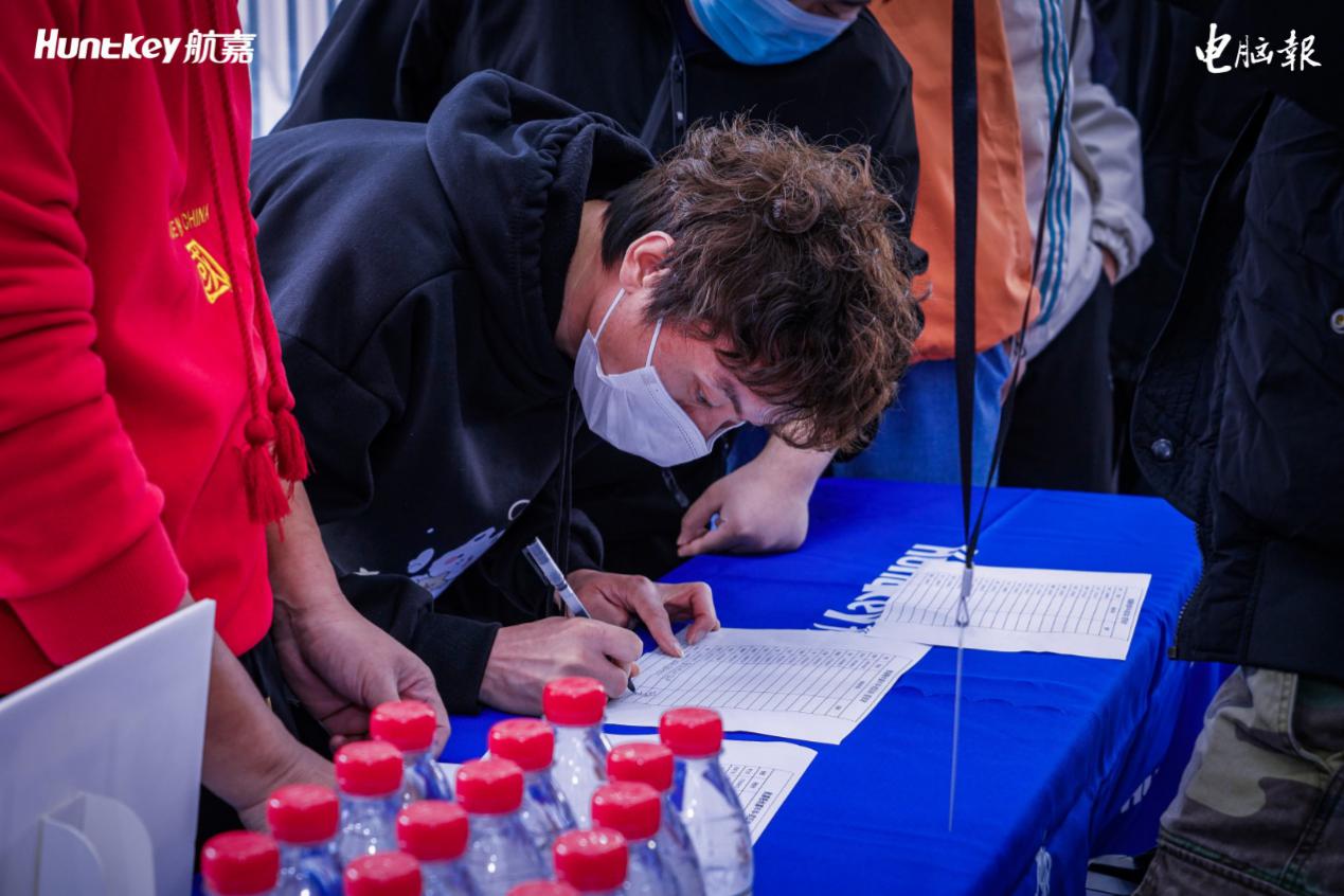 一群穿着蓝色衣服的男人在桌子前

低可信度描述已自动生成