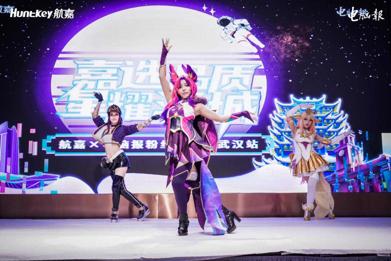 舞台上的人和紫色的女子

中度可信度描述已自动生成