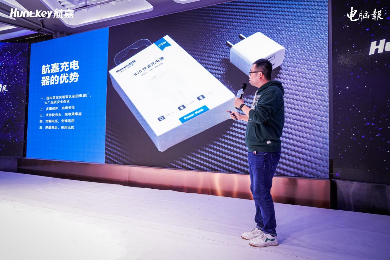 图片包含 游戏机, 站, 电脑, 男人

描述已自动生成