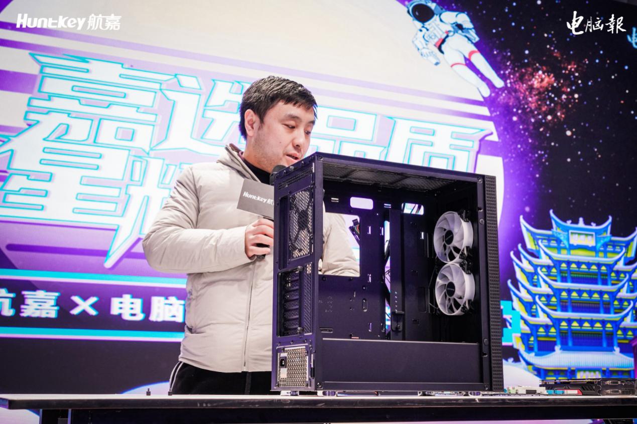 电视屏幕上的男人

描述已自动生成