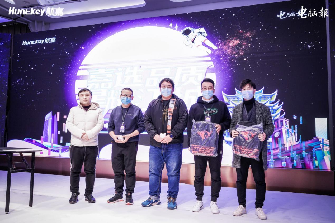 一群人站在台上

描述已自动生成