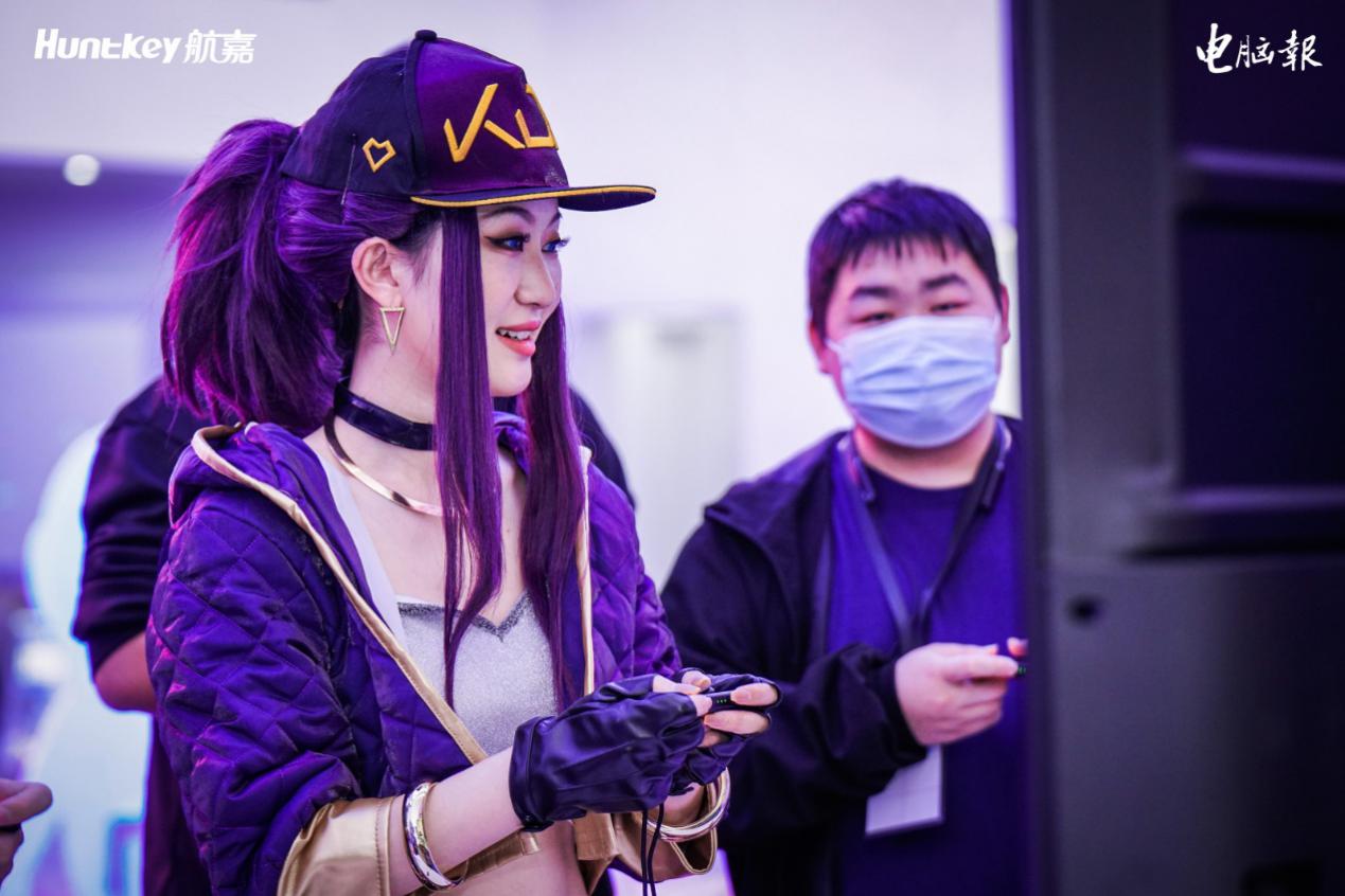 紫色头发的人

中度可信度描述已自动生成