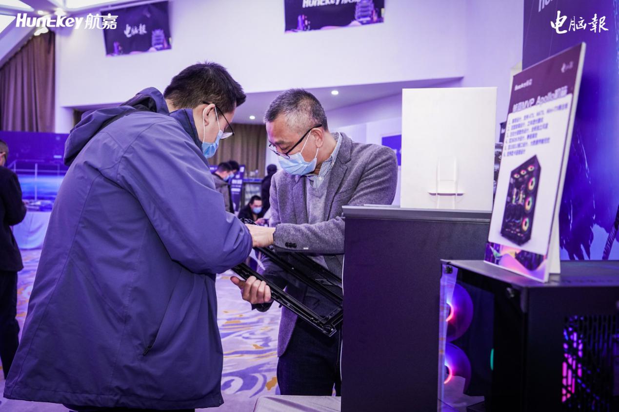 电脑前的男人

中度可信度描述已自动生成