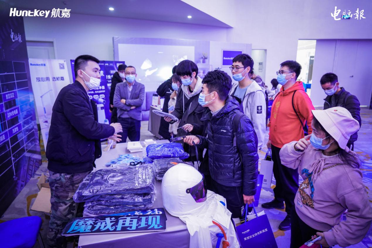 一群人正在聊天

描述已自动生成