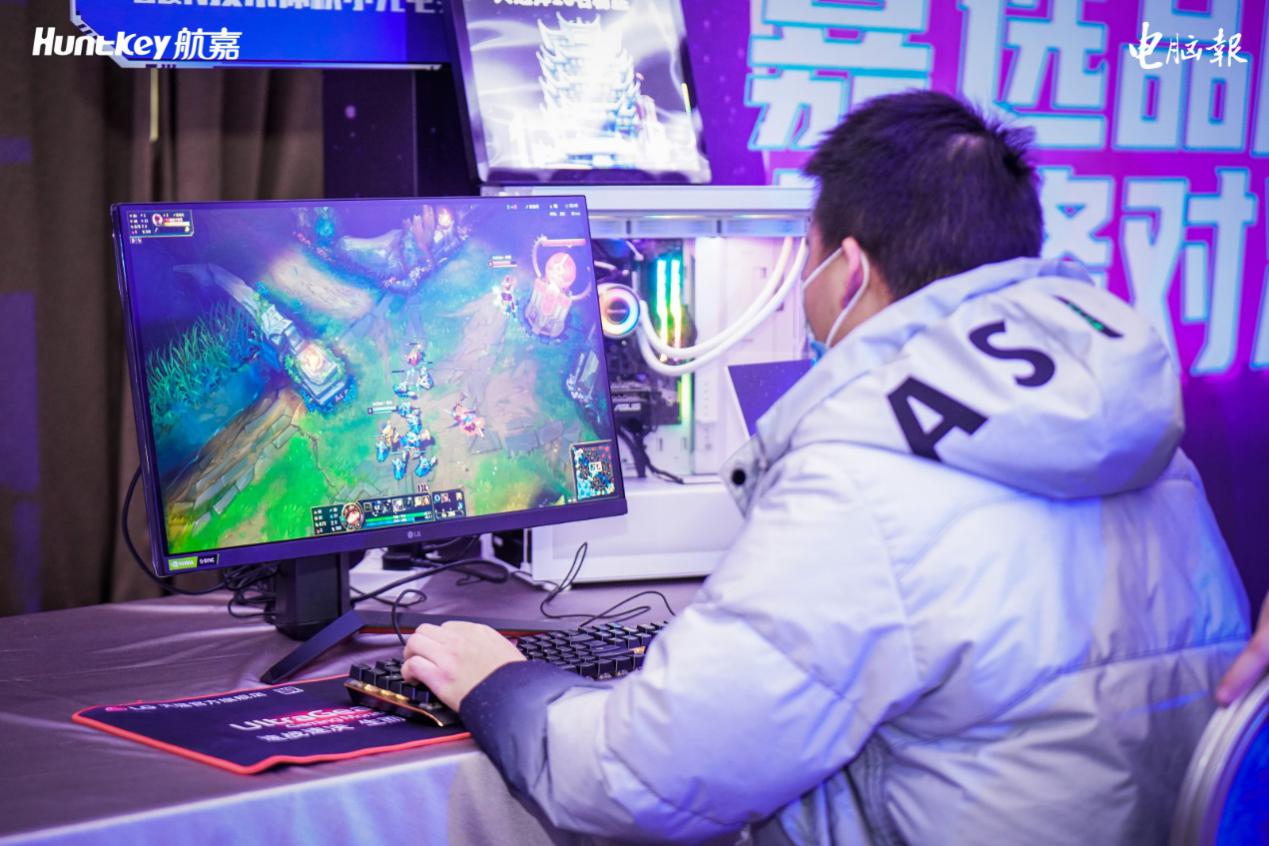 电脑前坐着穿蓝色衣服的男子

中度可信度描述已自动生成