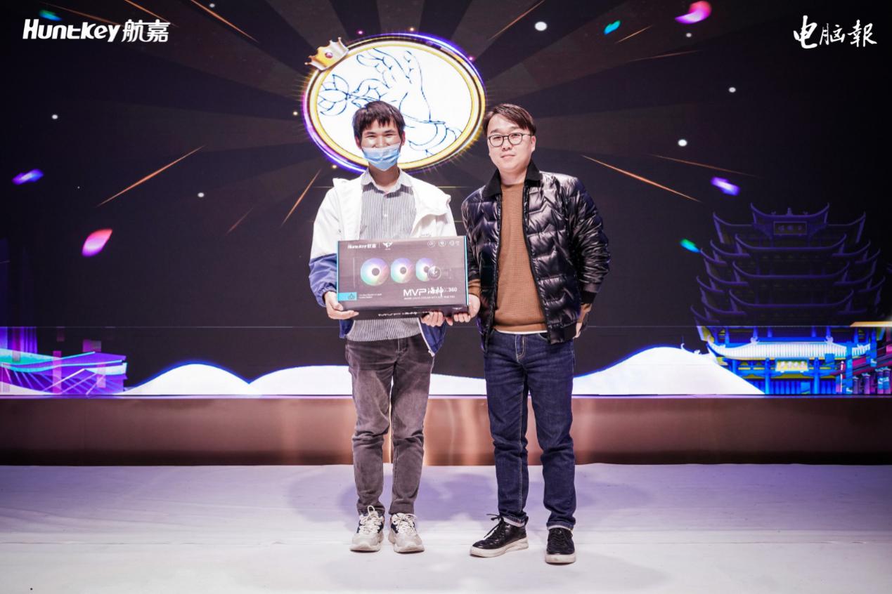 人站在舞台上

中度可信度描述已自动生成