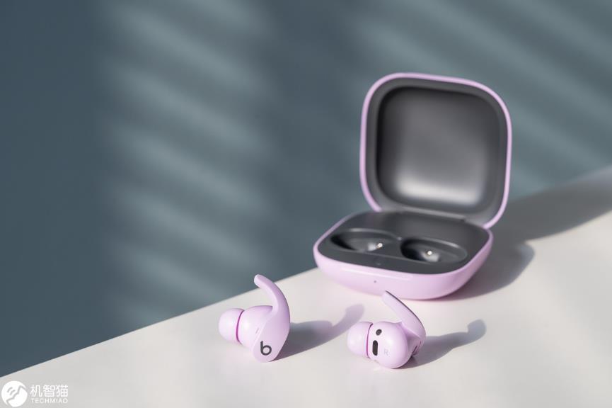 黑色的游戏手柄

描述已自动生成