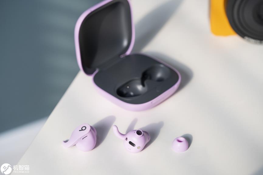 桌子上的游戏手柄

中度可信度描述已自动生成