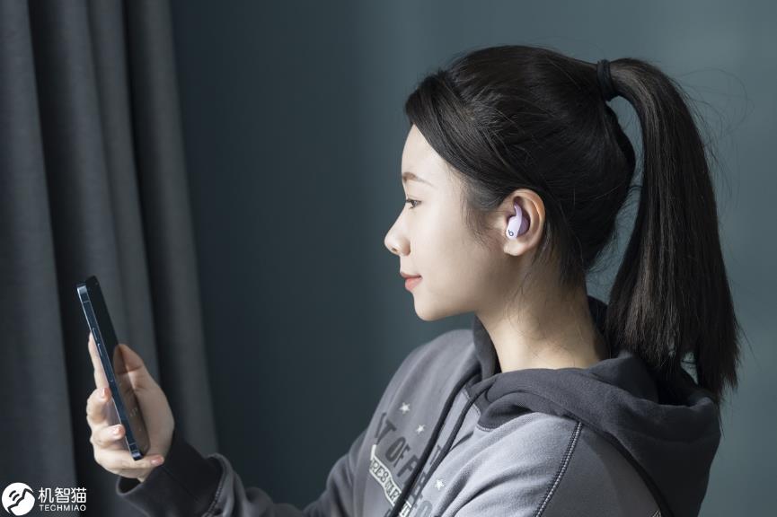 穿黑色衣服的女人在打电话

描述已自动生成