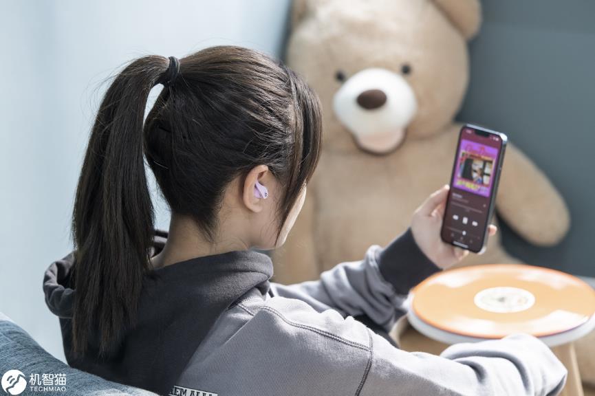 女人拿着手机

中度可信度描述已自动生成