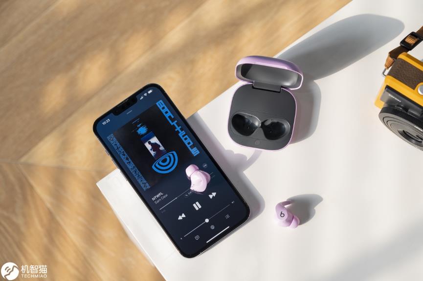 遥控器放在桌子上的手机

描述已自动生成