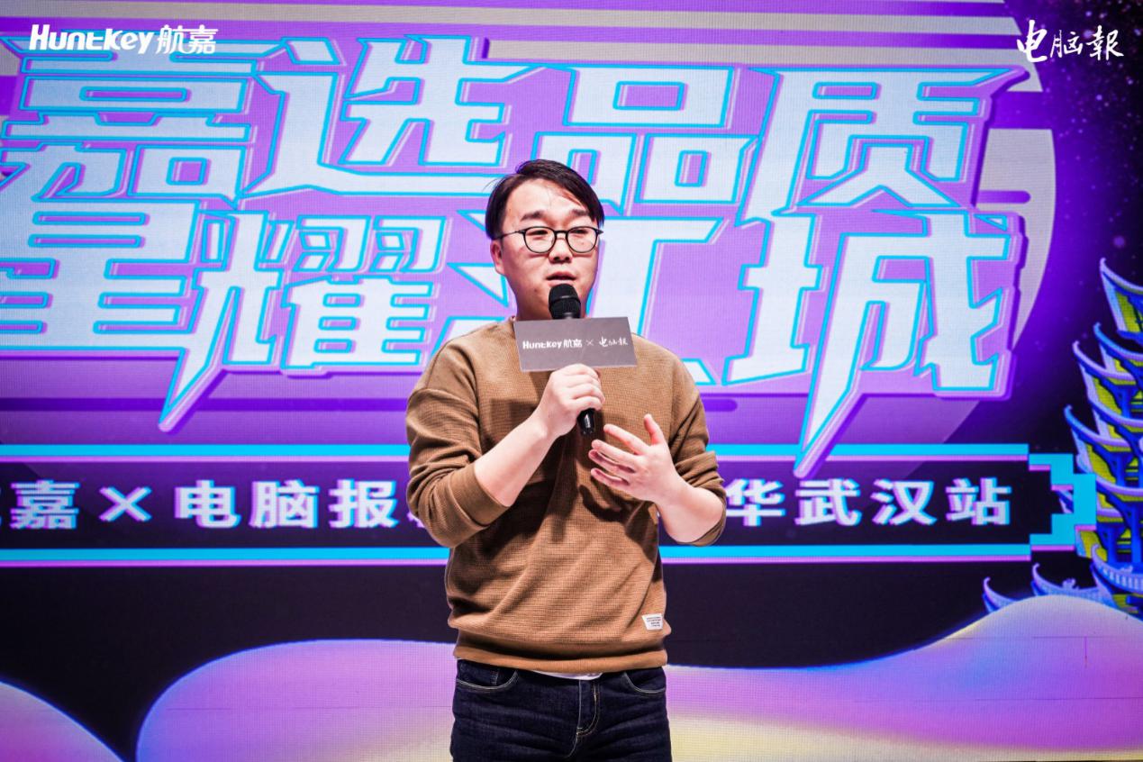 舞台上的人和紫色的女子
中度可信度描述已自动生成