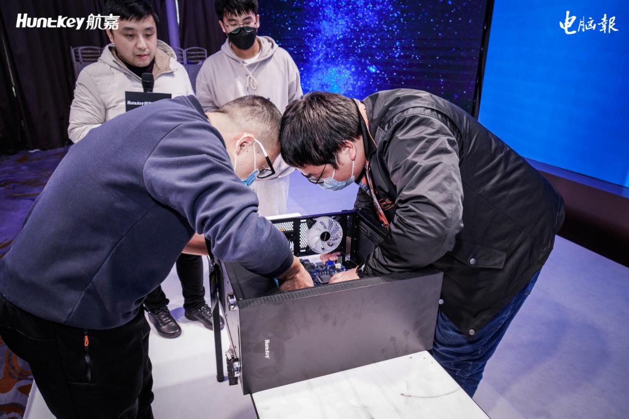 电脑前的男人
中度可信度描述已自动生成