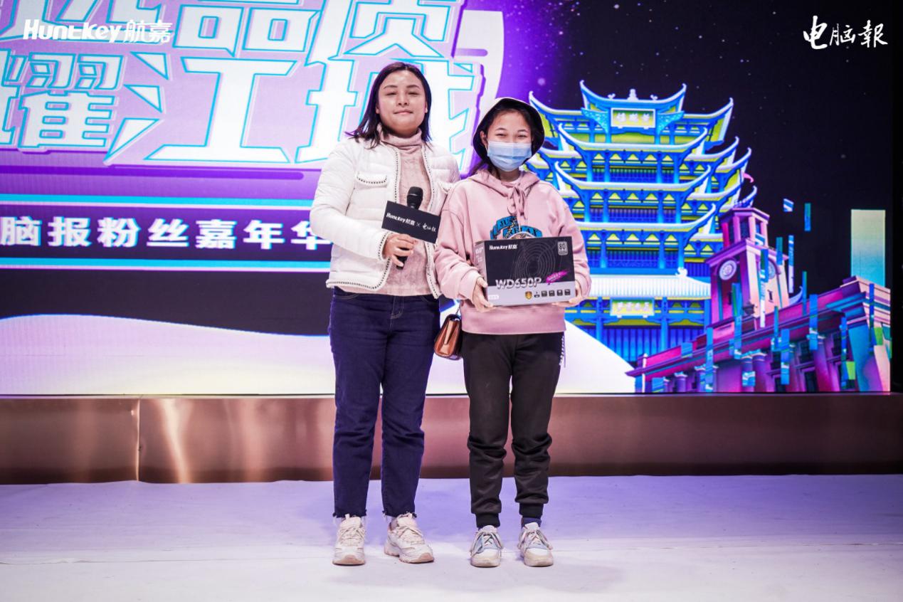 女人站在一起
中度可信度描述已自动生成