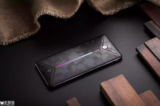 首发｜想知道用10GB内存电竞手机玩游戏有多爽吗？