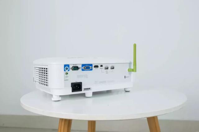 现在可以这么玩了！投影机从此不再需要数据线