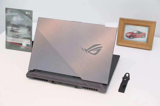 融入BMW超跑理念的游戏本，ROG枪神3独特设计有点绝