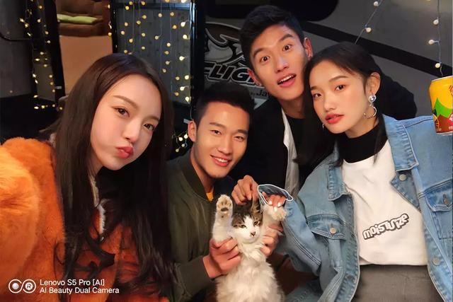 联想手机掌柜怼了一遍友商后，主角今天终于现身了