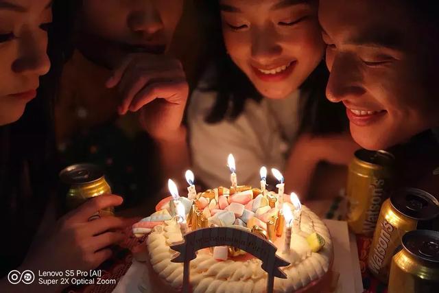 联想手机掌柜怼了一遍友商后，主角今天终于现身了