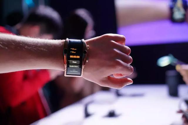 独家现场！产品经理解读“新物种”——努比亚α腕机