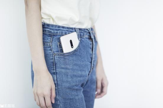 Realme X 蒸汽白：这些“能摸不能看”的细节太贴心！