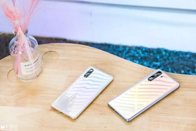 在成都，我们用华为P30 Pro拍摄了一张200米的巨幅夜景图