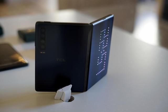 手机业务回来了？TCL一口气展示了三款折叠屏手机！
