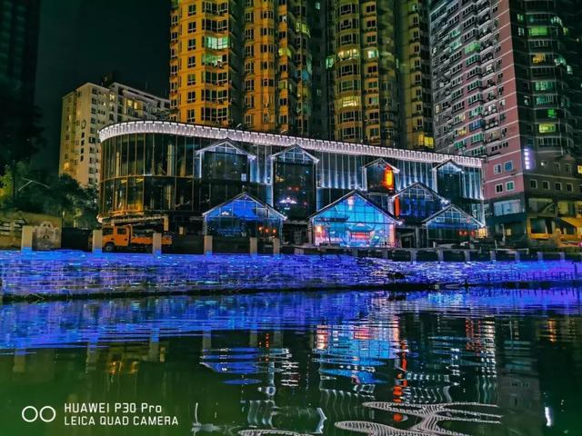 在成都，我们用华为P30 Pro拍摄了一张200米的巨幅夜景图