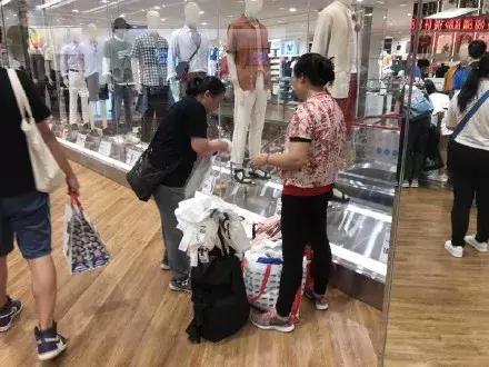 一件T恤转手赚8倍！优衣库×KAWS到底是“何方神圣”？