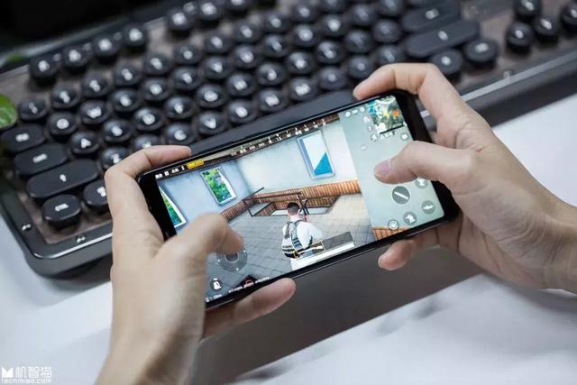 首发｜想知道用10GB内存电竞手机玩游戏有多爽吗？
