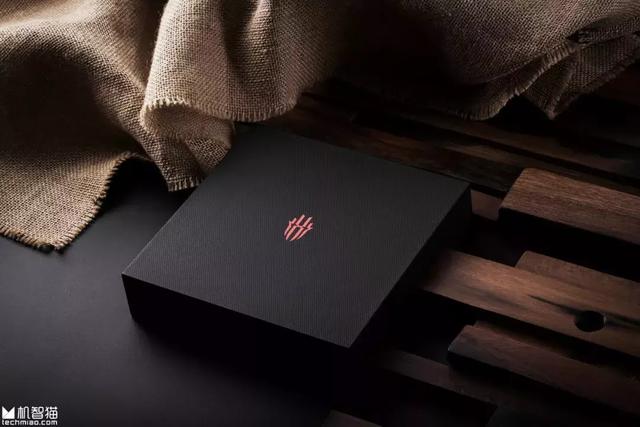 首发｜想知道用10GB内存电竞手机玩游戏有多爽吗？