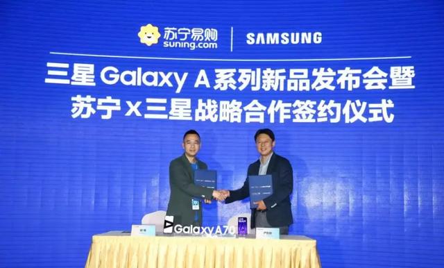 脑洞大开的全面屏方案！三星发布了升降+180°旋转三摄手机