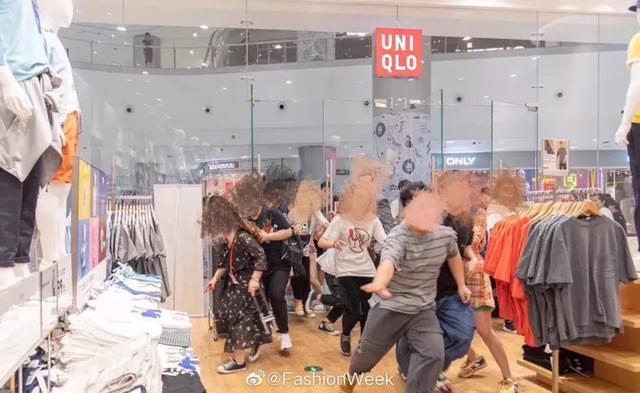 一件T恤转手赚8倍！优衣库×KAWS到底是“何方神圣”？