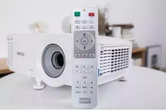 现在可以这么玩了！投影机从此不再需要数据线