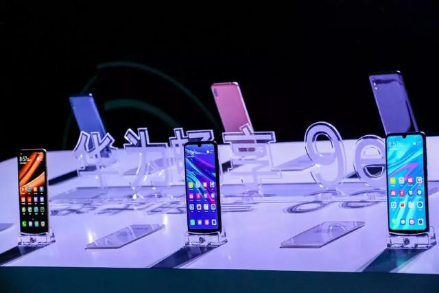 最便宜三摄手机来了！竟然是华为