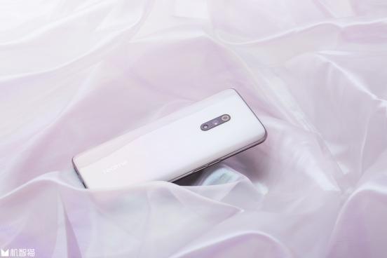 Realme X 蒸汽白：这些“能摸不能看”的细节太贴心！