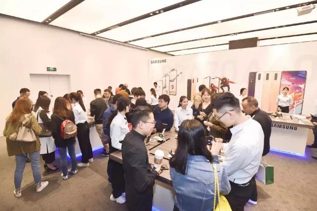 脑洞大开的全面屏方案！三星发布了升降+180°旋转三摄手机