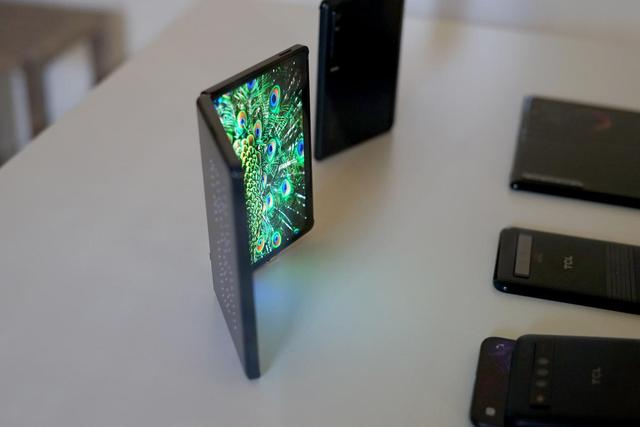 手机业务回来了？TCL一口气展示了三款折叠屏手机！