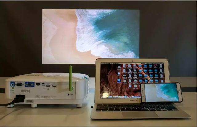 现在可以这么玩了！投影机从此不再需要数据线