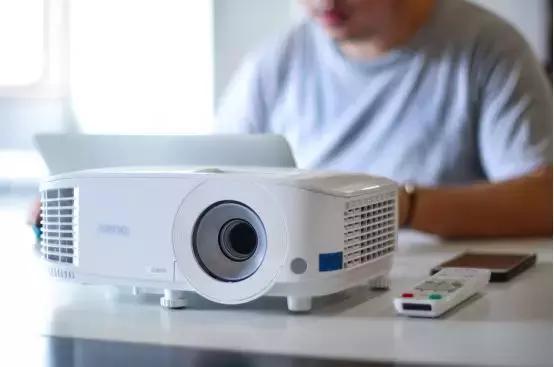 现在可以这么玩了！投影机从此不再需要数据线